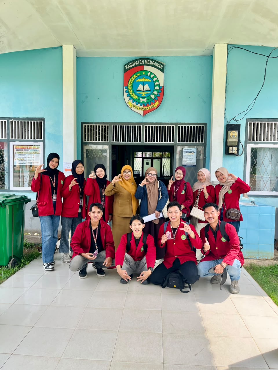 Penyerahan di Kantor Camat Segedong